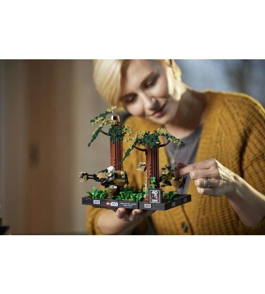 LEGO Star Wars Endor Speederachtervolging Diorama Set - 75353